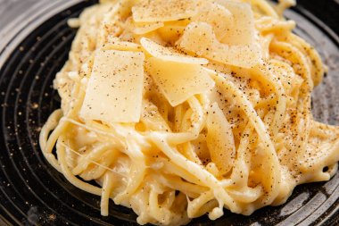 Parmesanlı ve peynirli spagetti makarna ana yemek aperatifi aperatif taze leziz gurme yemek arkaplanı masa rustik yemek üst görünüm fotokopi uzay vejetaryen yemeği