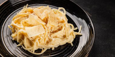 Parmesanlı ve peynirli spagetti makarna ana yemek aperatifi aperatif taze leziz gurme yemek arkaplanı masa rustik yemek üst görünüm fotokopi uzay vejetaryen yemeği