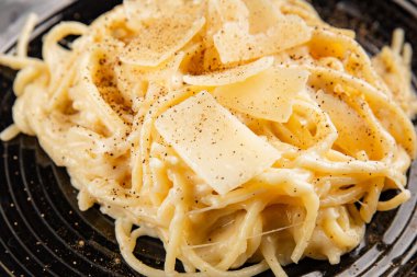 Parmesanlı ve peynirli spagetti makarna ana yemek aperatifi aperatif taze leziz gurme yemek arkaplanı masa rustik yemek üst görünüm fotokopi uzay vejetaryen yemeği