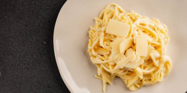 Parmesanlı ve peynirli spagetti makarna ana yemek aperatifi aperatif taze leziz gurme yemek arkaplanı masa rustik yemek üst görünüm fotokopi uzay vejetaryen yemeği