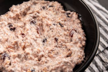 Chia tohumlu yulaf ezmesi ve böğürtlen sağlıklı kahvaltı lezzetli çerez lezzetli gurme yemek arkaplan masanın üstünde kırsal yemek üst görünüm fotokopi alanı vejetaryen ve vejetaryen yemekleri