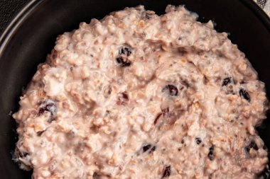 Chia tohumlu yulaf ezmesi ve böğürtlen sağlıklı kahvaltı lezzetli çerez lezzetli gurme yemek arkaplan masanın üstünde kırsal yemek üst görünüm fotokopi alanı vejetaryen ve vejetaryen yemekleri