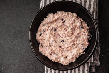 Chia tohumlu yulaf ezmesi ve böğürtlen sağlıklı kahvaltı lezzetli çerez lezzetli gurme yemek arkaplan masanın üstünde kırsal yemek üst görünüm fotokopi alanı vejetaryen ve vejetaryen yemekleri