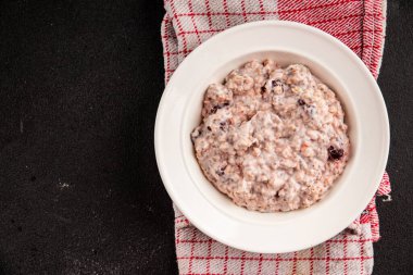 Chia tohumlu yulaf ezmesi ve böğürtlen sağlıklı kahvaltı lezzetli çerez lezzetli gurme yemek arkaplan masanın üstünde kırsal yemek üst görünüm fotokopi alanı vejetaryen ve vejetaryen yemekleri