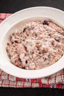 Chia tohumlu yulaf ezmesi ve böğürtlen sağlıklı kahvaltı lezzetli çerez lezzetli gurme yemek arkaplan masanın üstünde kırsal yemek üst görünüm fotokopi alanı vejetaryen ve vejetaryen yemekleri