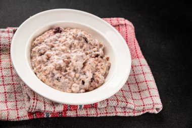 Chia tohumlu yulaf ezmesi ve böğürtlen sağlıklı kahvaltı lezzetli çerez lezzetli gurme yemek arkaplan masanın üstünde kırsal yemek üst görünüm fotokopi alanı vejetaryen ve vejetaryen yemekleri