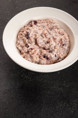 Chia tohumlu yulaf ezmesi ve böğürtlen sağlıklı kahvaltı lezzetli çerez lezzetli gurme yemek arkaplan masanın üstünde kırsal yemek üst görünüm fotokopi alanı vejetaryen ve vejetaryen yemekleri