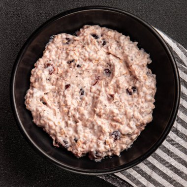 Chia tohumlu yulaf ezmesi ve böğürtlen sağlıklı kahvaltı lezzetli çerez lezzetli gurme yemek arkaplan masanın üstünde kırsal yemek üst görünüm fotokopi alanı vejetaryen ve vejetaryen yemekleri
