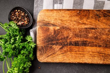 Yiyecek için ahşap kesme tahtası boş arkaplan baharatları ve otlar masadaki taze gurme yemek arkaplanı kırsal yiyecek üst görünüm kopyalama alanı