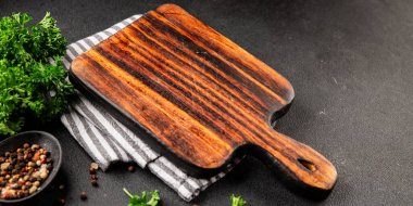 Yiyecek için ahşap kesme tahtası boş arkaplan baharatları ve otlar masadaki taze gurme yemek arkaplanı kırsal yiyecek üst görünüm kopyalama alanı