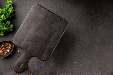 Yiyecek için ahşap kesme tahtası boş arkaplan baharatları ve otlar masadaki taze gurme yemek arkaplanı kırsal yiyecek üst görünüm kopyalama alanı