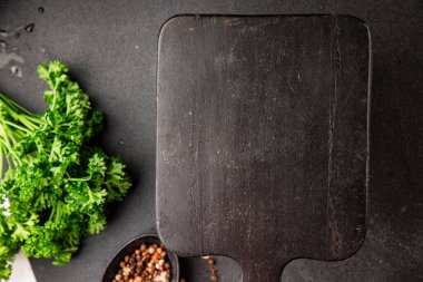 Yiyecek için ahşap kesme tahtası boş arkaplan baharatları ve otlar masadaki taze gurme yemek arkaplanı kırsal yiyecek üst görünüm kopyalama alanı