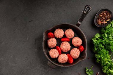 Köfteler çiğ domuz eti, sığır eti ya da tavuk yemeği aperatifler lezzetli lezzetli gurme yemek arkaplan masa üzerinde rustik gıda üst görünüm fotokopi alanı keto ve paleo diyeti