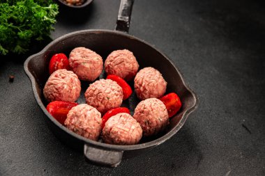 Köfteler çiğ domuz eti, sığır eti ya da tavuk yemeği aperatifler lezzetli lezzetli gurme yemek arkaplan masa üzerinde rustik gıda üst görünüm fotokopi alanı keto ve paleo diyeti