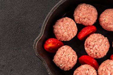 Köfteler çiğ domuz eti, sığır eti ya da tavuk yemeği aperatifler lezzetli lezzetli gurme yemek arkaplan masa üzerinde rustik gıda üst görünüm fotokopi alanı keto ve paleo diyeti