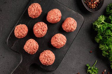 Köfteler çiğ domuz eti, sığır eti ya da tavuk yemeği aperatifler lezzetli lezzetli gurme yemek arkaplan masa üzerinde rustik gıda üst görünüm fotokopi alanı keto ve paleo diyeti