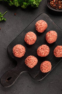 Köfteler çiğ domuz eti, sığır eti ya da tavuk yemeği aperatifler lezzetli lezzetli gurme yemek arkaplan masa üzerinde rustik gıda üst görünüm fotokopi alanı keto ve paleo diyeti