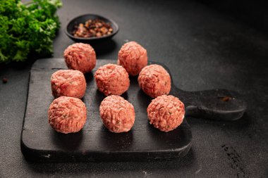 Köfteler çiğ domuz eti, sığır eti ya da tavuk yemeği aperatifler lezzetli lezzetli gurme yemek arkaplan masa üzerinde rustik gıda üst görünüm fotokopi alanı keto ve paleo diyeti