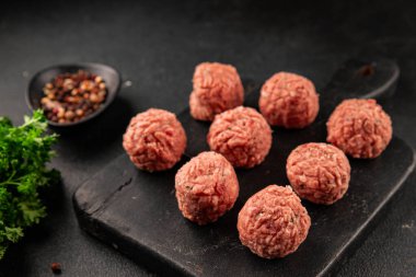 Köfteler çiğ domuz eti, sığır eti ya da tavuk yemeği aperatifler lezzetli lezzetli gurme yemek arkaplan masa üzerinde rustik gıda üst görünüm fotokopi alanı keto ve paleo diyeti