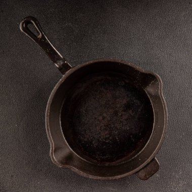 Boş tava boş arka plan baharatları ve bitkiler için döküm demir masa kırsal gıda üst görünüm üzerinde taze gurme gıda arka planı fotokopi alanı