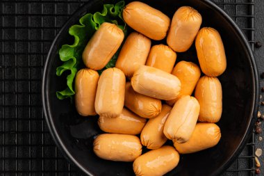 Kokteyl sosisi tavuk ya da hindi eti mini sosis ana yemek lezzetli aperatif taze gurme yemek arka planı masa rustik gıda üst görünümü fotokopi alanı