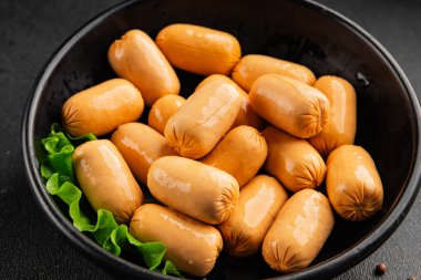 Kokteyl sosisi tavuk ya da hindi eti mini sosis ana yemek lezzetli aperatif taze gurme yemek arka planı masa rustik gıda üst görünümü fotokopi alanı