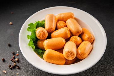 Kokteyl sosisi tavuk ya da hindi eti mini sosis ana yemek lezzetli aperatif taze gurme yemek arka planı masa rustik gıda üst görünümü fotokopi alanı