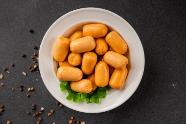 Kokteyl sosisi tavuk ya da hindi eti mini sosis ana yemek lezzetli aperatif taze gurme yemek arka planı masa rustik gıda üst görünümü fotokopi alanı