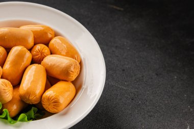 Kokteyl sosisi tavuk ya da hindi eti mini sosis ana yemek lezzetli aperatif taze gurme yemek arka planı masa rustik gıda üst görünümü fotokopi alanı