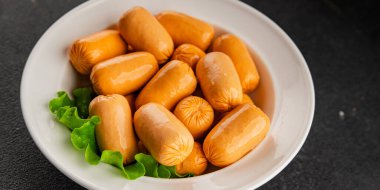 Kokteyl sosisi tavuk ya da hindi eti mini sosis ana yemek lezzetli aperatif taze gurme yemek arka planı masa rustik gıda üst görünümü fotokopi alanı