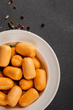 Kokteyl sosisi tavuk ya da hindi eti mini sosis ana yemek lezzetli aperatif taze gurme yemek arka planı masa rustik gıda üst görünümü fotokopi alanı