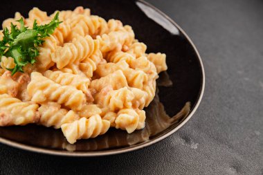 Carbonara makarna fusilli krem soslu ana yemek İtalyan mutfağı lezzetli aperatif lezzetli gurme yemek arka planı masa rustik gıda üst görünümü fotokopi alanı üzerinde