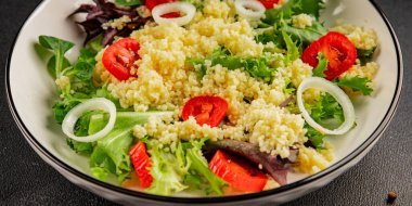 Kuskus salatası, domates, soğan, yeşil marul, yemek hazırlama, lezzetli çerezler, lezzetli gurme yemek arka planı, kırsal yemek üst görüşü, fotokopi alanı keto ve paleo diyeti vejetaryen ve vejetaryen yemekleri.