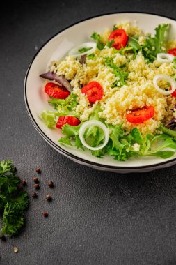 Kuskus salatası, domates, soğan, yeşil marul, yemek hazırlama, lezzetli çerezler, lezzetli gurme yemek arka planı, kırsal yemek üst görüşü, fotokopi alanı keto ve paleo diyeti vejetaryen ve vejetaryen yemekleri.