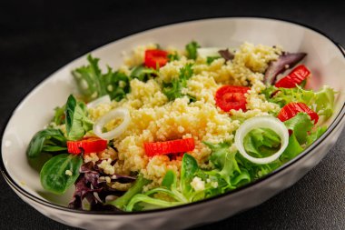 Kuskus salatası, domates, soğan, yeşil marul, yemek hazırlama, lezzetli çerezler, lezzetli gurme yemek arka planı, kırsal yemek üst görüşü, fotokopi alanı keto ve paleo diyeti vejetaryen ve vejetaryen yemekleri.