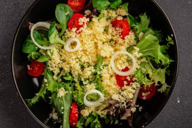 Kuskus salatası, domates, soğan, yeşil marul, yemek hazırlama, lezzetli çerezler, lezzetli gurme yemek arka planı, kırsal yemek üst görüşü, fotokopi alanı keto ve paleo diyeti vejetaryen ve vejetaryen yemekleri.