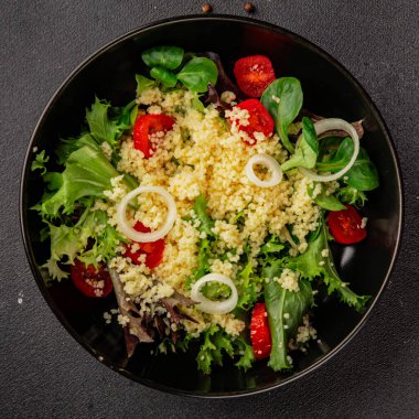 Kuskus salatası, domates, soğan, yeşil marul, yemek hazırlama, lezzetli çerezler, lezzetli gurme yemek arka planı, kırsal yemek üst görüşü, fotokopi alanı keto ve paleo diyeti vejetaryen ve vejetaryen yemekleri.