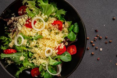 Kuskus salatası, domates, soğan, yeşil marul, yemek hazırlama, lezzetli çerezler, lezzetli gurme yemek arka planı, kırsal yemek üst görüşü, fotokopi alanı keto ve paleo diyeti vejetaryen ve vejetaryen yemekleri.