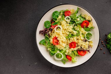 Kuskus salatası, domates, soğan, yeşil marul, yemek hazırlama, lezzetli çerezler, lezzetli gurme yemek arka planı, kırsal yemek üst görüşü, fotokopi alanı keto ve paleo diyeti vejetaryen ve vejetaryen yemekleri.
