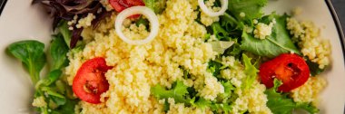 Kuskus salatası, domates, soğan, yeşil marul, yemek hazırlama, lezzetli çerezler, lezzetli gurme yemek arka planı, kırsal yemek üst görüşü, fotokopi alanı keto ve paleo diyeti vejetaryen ve vejetaryen yemekleri.