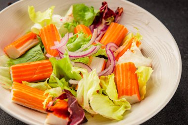 Yengeç salatası yeşil salata sağlıklı yemek aperatifi taze gurme yemek masası kırsal yemek üst görünüm fotokopi alanı keto ve paleo diyeti.