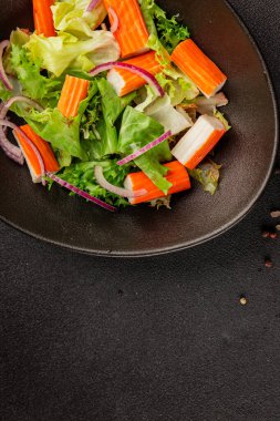 Yengeç salatası yeşil salata sağlıklı yemek aperatifi taze gurme yemek masası kırsal yemek üst görünüm fotokopi alanı keto ve paleo diyeti.