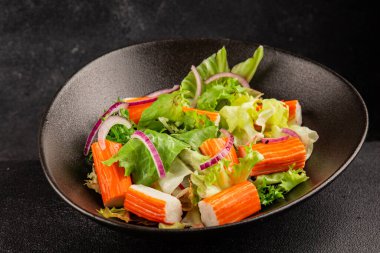 Yengeç salatası yeşil salata sağlıklı yemek aperatifi taze gurme yemek masası kırsal yemek üst görünüm fotokopi alanı keto ve paleo diyeti.