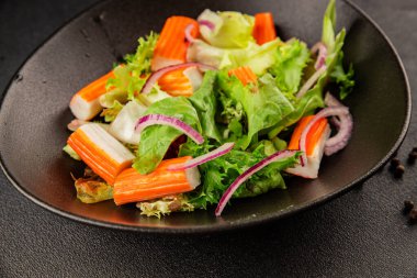 Yengeç salatası yeşil salata sağlıklı yemek aperatifi taze gurme yemek masası kırsal yemek üst görünüm fotokopi alanı keto ve paleo diyeti.