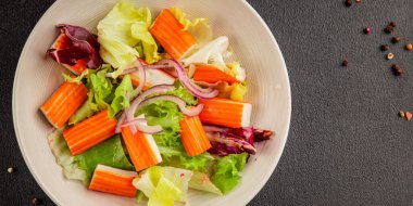 Yengeç salatası yeşil salata sağlıklı yemek aperatifi taze gurme yemek masası kırsal yemek üst görünüm fotokopi alanı keto ve paleo diyeti.