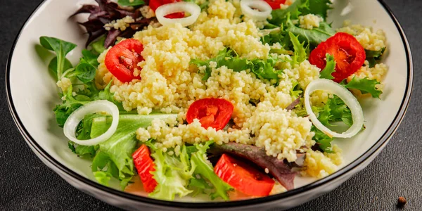 Kuskus salatası, domates, soğan, yeşil marul, yemek hazırlama, lezzetli çerezler, lezzetli gurme yemek arka planı, kırsal yemek üst görüşü, fotokopi alanı keto ve paleo diyeti vejetaryen ve vejetaryen yemekleri.