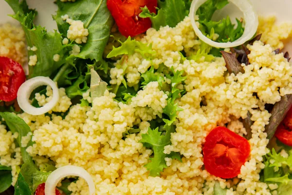 Kuskus salatası, domates, soğan, yeşil marul, yemek hazırlama, lezzetli çerezler, lezzetli gurme yemek arka planı, kırsal yemek üst görüşü, fotokopi alanı keto ve paleo diyeti vejetaryen ve vejetaryen yemekleri.