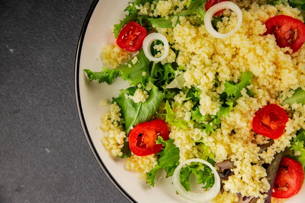Kuskus salatası, domates, soğan, yeşil marul, yemek hazırlama, lezzetli çerezler, lezzetli gurme yemek arka planı, kırsal yemek üst görüşü, fotokopi alanı keto ve paleo diyeti vejetaryen ve vejetaryen yemekleri.