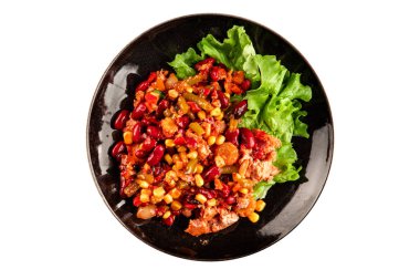 Meksika salatası ton balığı, kırmızı fasulye, mısır, biber, sebze yağı, sebze yağı, deniz ürünleri sağlıklı yemek ana yemek aperatifler taze lezzetli yemek masa arkası yemekleri üst manzara fotokopi alanı keto ve paleo diyeti vejetaryen yemekleri