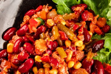 Meksika salatası ton balığı, kırmızı fasulye, mısır, biber, sebze yağı, sebze yağı, deniz ürünleri sağlıklı yemek ana yemek aperatifler taze lezzetli yemek masa arkası yemekleri üst manzara fotokopi alanı keto ve paleo diyeti vejetaryen yemekleri